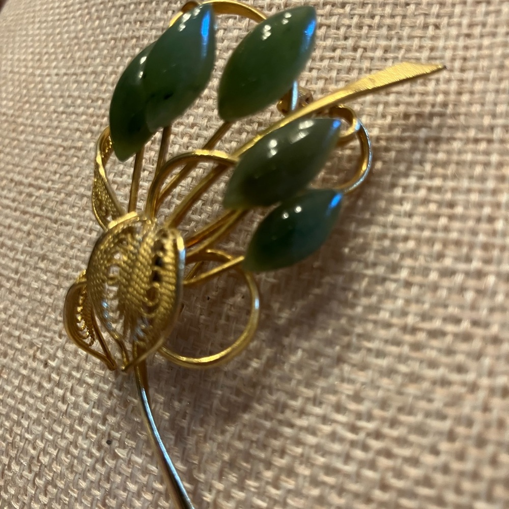 JADE FLOWER BROOCH 2 1/4” GOLD TONE - Picture 5 of 8